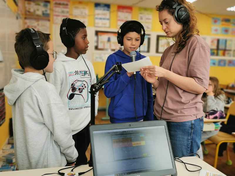 Les enfants démarrent le projet avec Marie-Laure Picard.