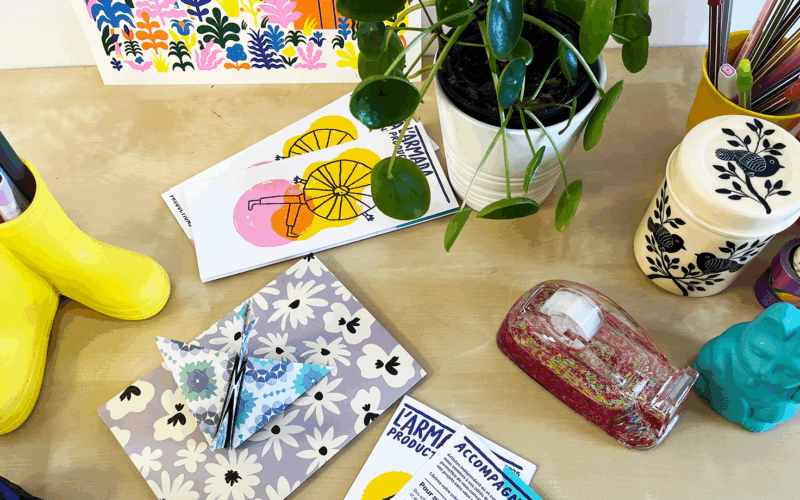 Des objets de bureau sont disposés sur une table