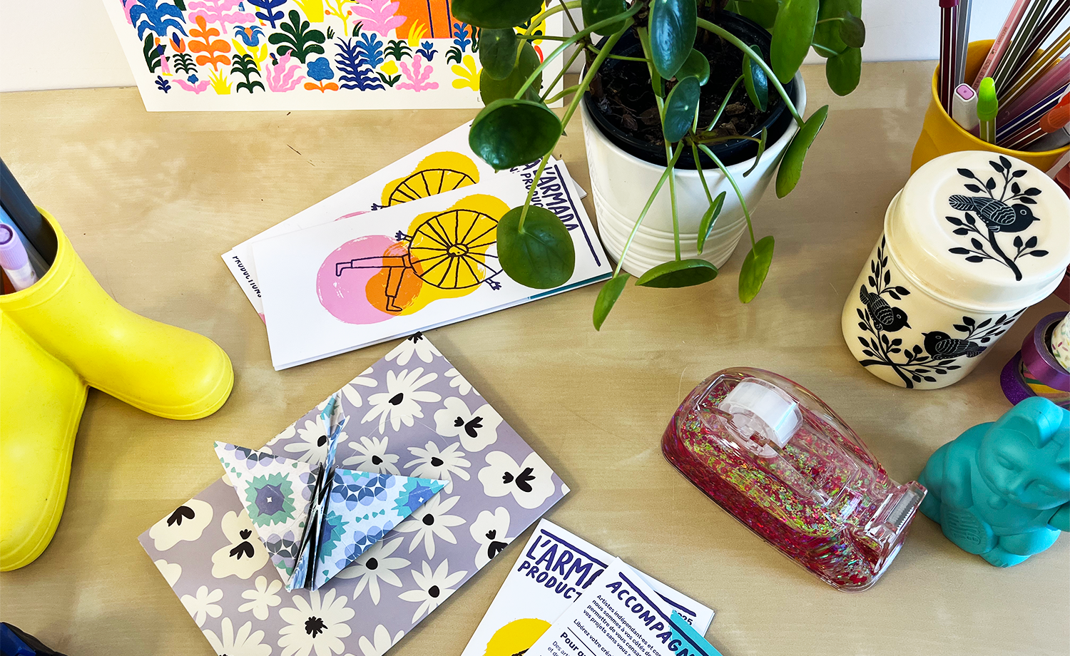 Des objets de bureau sont disposés sur une table